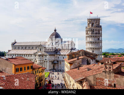 Vue sur la Via Santa Maria en direction de la cathédrale et de la tour penchée, UNESCO World Heritage Site, Pise, Toscane, Italie, Europe Banque D'Images