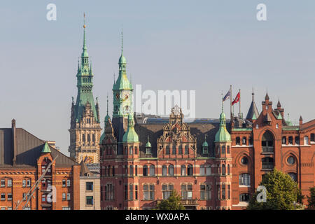 Les bâtiments historiques dans la Speicherstadt, Site du patrimoine mondial de l'UNESCO, avec l'hôtel de ville en arrière-plan, Hambourg, Allemagne, Europe Banque D'Images