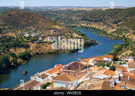 Avis de Guadiana river bend et maisons d'habitation de Mertola ville sur la maturité. Mertola. Portugal Banque D'Images