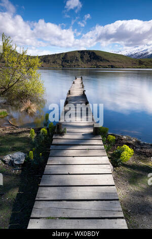 Jetée en bois au bord du lac Wakatipu, Hayes dans le bassin Central Otago, île du Sud, Nouvelle-Zélande, Pacifique Banque D'Images