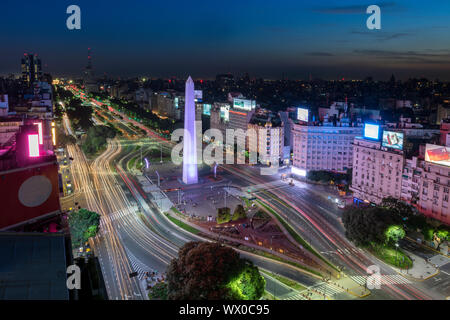 L'Obelisco sur l'Avenue 9 de Julio, la nuit, Buenos Aires, Argentine, Amérique du Sud Banque D'Images