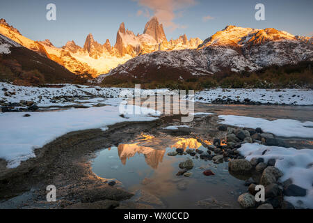 Réflexions du Mont Fitz Roy et le Cerro Torre en automne avec la couverture de neige, le Parc National Los Glaciares, UNESCO, Patagonie, Argentine Banque D'Images