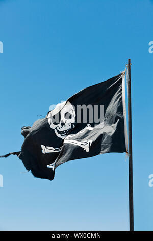 Drapeau pirate vers blue sky Banque D'Images