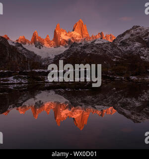 La chaîne de montagnes avec le Cerro Fitz Roy au lever du soleil reflété dans le lac, le Parc National Los Glaciares, UNESCO, El Chalten, Province de Santa Cruz, Argentine Banque D'Images