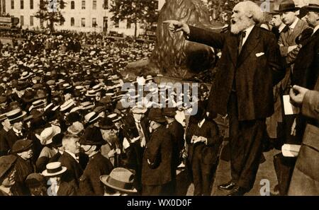 Keir Hardie lors d'un rassemblement en faveur de la paix à Trafalgar Square, Londres, 2 août 1914, (1933). James Keir Hardie (1856-1915) était un syndicaliste et membre fondateur du Parti du Travail. De même que la défense des droits de l'wokers, il était aussi un fervent partisan de la campagne des suffragettes pour le vote des femmes. Un pacifiste, Hardie a été farouchement opposés à la Première Guerre mondiale et a tenté en vain, en collaboration avec les socialistes dans d'autres pays, d'organiser une grève générale de mettre fin au conflit. Il a parlé contre la guerre à des manifestations dans toute la Grande-Bretagne et a appuyé la position de c Banque D'Images