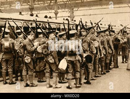 Les territoriaux de "Summer Camp - Terriers l'embarquement à Waterloo', 1914-1918, (1933). Soldats Anglais de l'armée territoriale l'embarquement de train à la gare de Waterloo à Londres, sur le chemin de la formation avant de combats de la Première Guerre mondiale. Le Pageant de "du siècle". Odhams Press Ltd, [1933] Banque D'Images