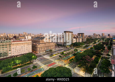 Teatro Colon au lever du soleil sur l'Avenue 9 de Julio, Buenos Aires, Argentine, Amérique du Sud Banque D'Images