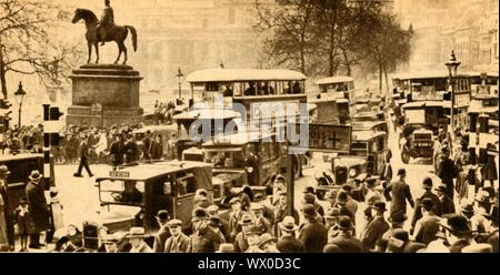 Trafic dans Trafalgar Square, Londres, 1933. Les bus, les taxis et les piétons avec la statue équestre du roi George IV à gauche. 'Trafalgar Square, feux de circulation, inauguré par le maire de Westminster en mars', 1933, sont un peu plus élaborées que celles d'ailleurs "rond-point" le trafic avait été établi depuis longtemps, mais le succès de l'automatique - à la fois pour les piétons et les véhicules - s'est avéré un tel succès que les autorités ont mis en place des normes de vingt-et-un à ce stade pour diriger la grande "rond-point"." De "Le concours du siècle". [Odhams P Banque D'Images