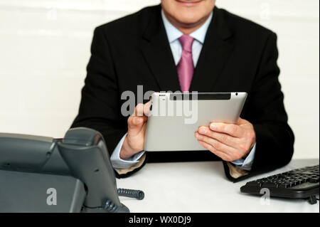 Portrait of businessman using tablet pc in office Banque D'Images