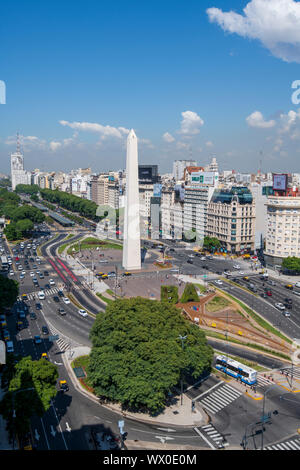 L'Obelisco sur l'Avenue 9 de Julio, Buenos Aires, Argentine, Amérique du Sud Banque D'Images