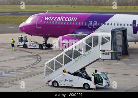 Avion de Wizz Air à l'aéroport de Dortmund, Dortmund, 21 de la Ruhr, Allemagne, Europe Banque D'Images