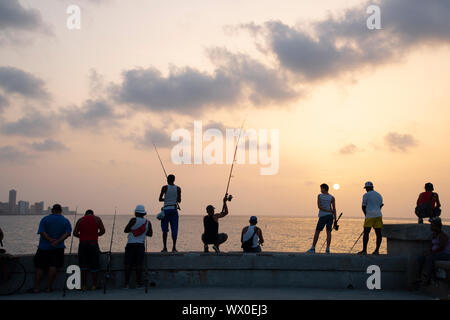 La pêche le long du Malecon au coucher du soleil, La Havane, Cuba, Antilles, Caraïbes, Amérique Centrale Banque D'Images