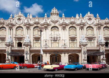 Vintage voitures garées à l'extérieur du Gran Teatro de La Habana, La Havane, Cuba, Antilles, Caraïbes, Amérique Centrale Banque D'Images