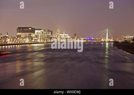 Les constructions de la grue au Rhin avec la cathédrale de Cologne, au crépuscule, Cologne, Rhénanie, Allemagne, Europe Banque D'Images