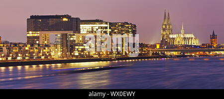 Les constructions de la grue au Rhin avec la cathédrale de Cologne, au crépuscule, Cologne, Rhénanie, Allemagne, Europe Banque D'Images