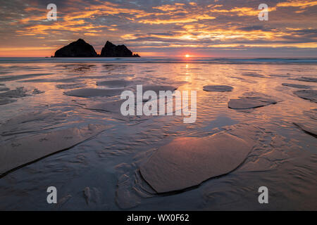 Coucher de soleil sur la baie de Holywell sur la côte nord des Cornouailles, Cornwall, Angleterre, Royaume-Uni, Europe Banque D'Images