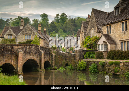 Le pittoresque village de Castle Combe Cotswolds, Wiltshire, Angleterre, Royaume-Uni, Europe Banque D'Images