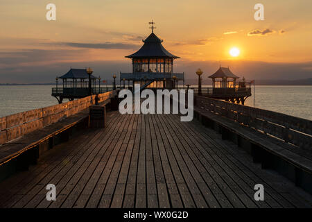 Coucher de soleil sur la jetée de Clevedon et sa pagode, Clevedon, Somerset, Angleterre, Royaume-Uni, Europe Banque D'Images