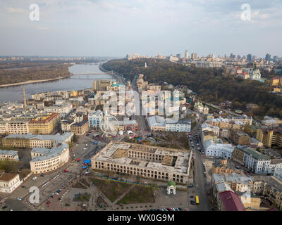 KIEV, UKRAINE - le 19 avril 2018 : sur la place Kontraktova à Kiev city le printemps. Banque D'Images