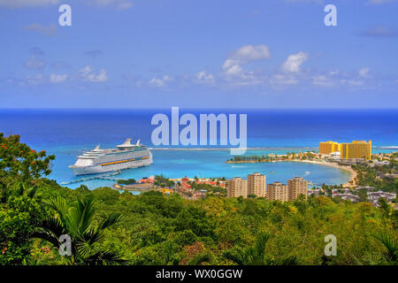 Vue sur port d'Ocho Rios, Jamaïque, par la ville de croisière ancrés Banque D'Images