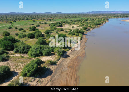 La rivière Mangoky sur la route de Manja à Morombe, Madagascar, Afrique Banque D'Images