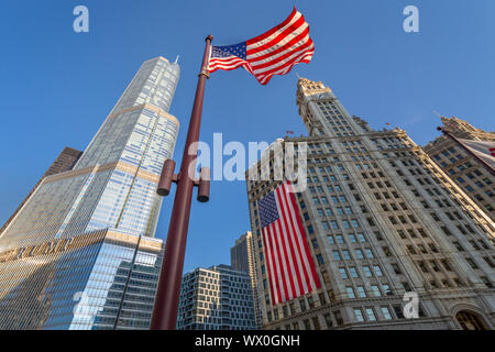 Tôt le matin, vue sur le Wrigley Building et Stars and Stripes US flag sur pont DuSable, Chicago, Illinois, États-Unis d'Amérique, Amérique du Nord Banque D'Images