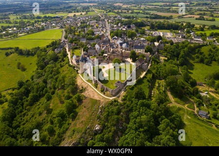 Drone vue sur le village perché de Saint-Suzanne en Mayenne, France, Europe Banque D'Images