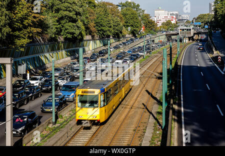 Essen, Ruhr, Rhénanie du Nord-Westphalie, Allemagne - Accident la congestion sur l'autoroute A40, transports en commun, ici le métro U18 a travel, être Banque D'Images