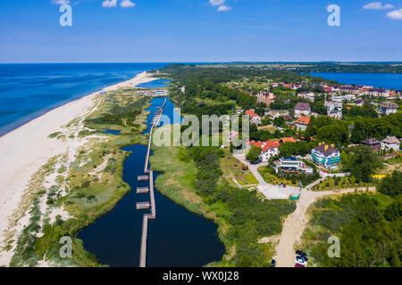 Drone aérien par d'une promenade dans un petit lac sur la côte de Yantarny, Kaliningrad, Russie, Europe Banque D'Images