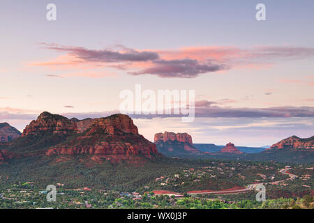 Moody ciel au-dessus de l'aéroport de Sedona, Sedona Mesa, Arizona, États-Unis d'Amérique, Amérique du Nord Banque D'Images