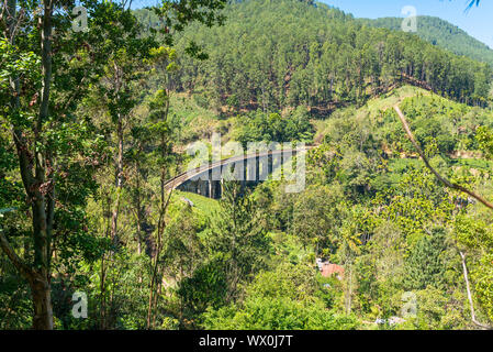 Le Pont Neuf Arches dans Ella est un très célèbre viaduc dans les hautes terres du Sri Lanka Banque D'Images