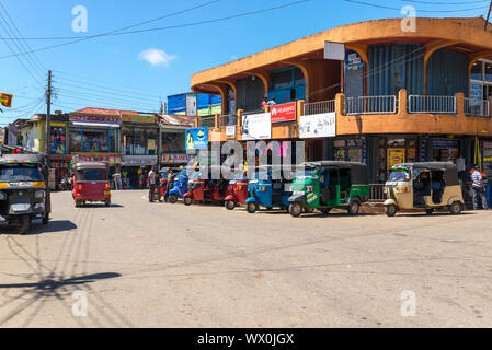 Tuk Tuks dans le principal quartier commerçant d'Haputale, Sri Lanka Banque D'Images