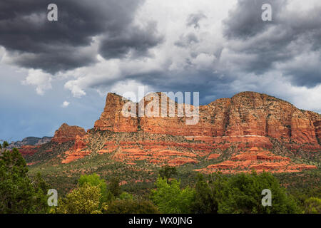 Moody sky sur les Red-Rock buttes, Sedona, Arizona, États-Unis d'Amérique, Amérique du Nord Banque D'Images