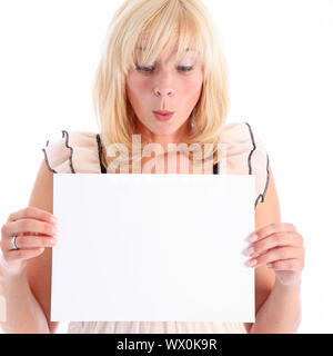 Woman looking at blank white signe qu'elle est tenue pour votre texte dans l'admiration et exclaming "ooh' Banque D'Images