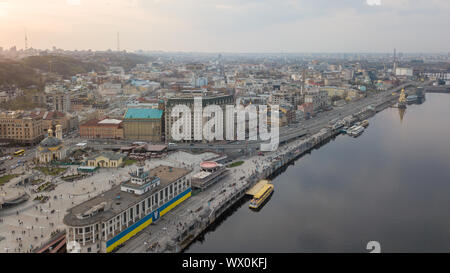 À partir de la vue d'ensemble de la rivière, Place de la poste à l'église Saint Elie , bateaux de touristes dans la ville Kiev Banque D'Images