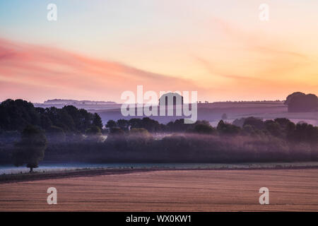 A la fin de l'été le lever du soleil sur la Marlborough Downs, près de West Kennet. Banque D'Images