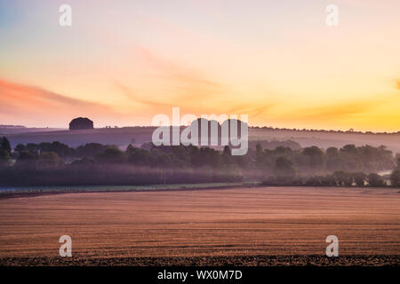 A la fin de l'été le lever du soleil sur la Marlborough Downs, près de West Kennet. Banque D'Images