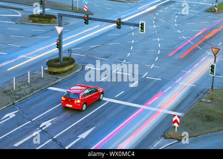 Le trafic à Alter Markt dans la soirée, barmen, Wuppertal, Rhénanie du Nord-Westphalie, Allemagne, Europe Banque D'Images