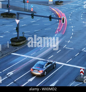 Le trafic à Alter Markt dans la soirée, barmen, Wuppertal, Rhénanie du Nord-Westphalie, Allemagne, Europe Banque D'Images