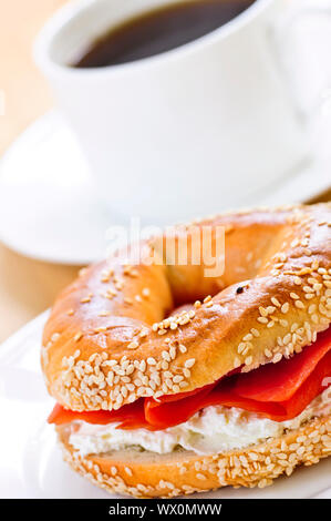 Repas léger de saumon fumé bagel et un café Banque D'Images