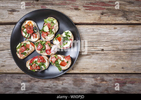 L'alimentation végétarienne helthy, bruschetta, la cuisine italienne, le basilic, mozzarella, tomates, vue du dessus avec de l'espace f Banque D'Images