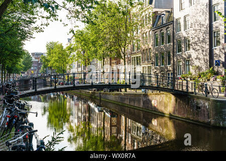 Vieux immeubles à pignons en réflexion dans un canal, à Amsterdam, Hollande du Nord, les Pays-Bas, Europe Banque D'Images