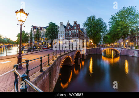 Canal Keizergracht au crépuscule, Amsterdam, Hollande du Nord, les Pays-Bas, Europe Banque D'Images