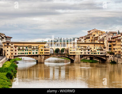 Le Ponte Vecchio et l'Arno, Florence, UNESCO World Heritage Site, Toscane, Italie, Europe Banque D'Images