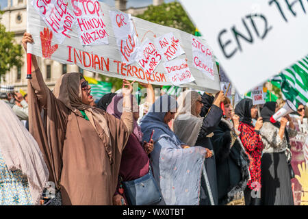 Les protestataires sur mars Haut-commissariat indien à Londres sur la modi Cachemire "lockdown". Les foules ont défilé à Londres de la place du Parlement à l'INDI Banque D'Images