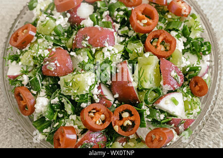 Salade avec des radis, des pommes de terre, oignons verts. Banque D'Images