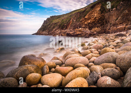 Un Porth Nanven, rocheuse près de Land's End, Cornwall, Angleterre, Royaume-Uni, Europe Banque D'Images