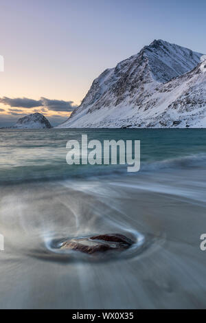 Pierre Haukland solitaire sur la plage en hiver, Lofoten, Nordland, Norvège, Europe, de l'Arctique Banque D'Images