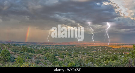 Un orage avec un arc-en-ciel roulant sur Mingus Mountain à l'est de la vallée de Chino, Arizona, États-Unis d'Amérique, Amérique du Nord Banque D'Images