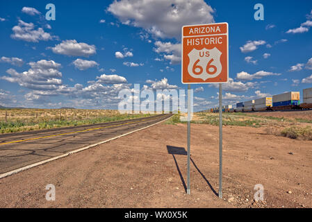 Marquage des panneaux routiers l'historique Route 66, à l'est de Seligman, la ville natale du célèbre road, Arizona, États-Unis d'Amérique, Amérique du Nord Banque D'Images